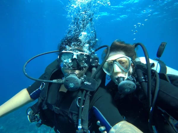 https://roatan-guavagrove.com/wp-content/uploads/2019/05/GG_Activity-Scuba-Diving.jpg